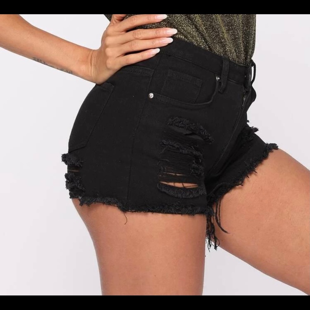 😍Cute distressed black shorts!